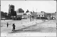 2. Bricquebec - Place du Champ de Foire, vue de la place Sainte-Anne.- Carte postale, s.d., début 20e siècle. (AD Manche).