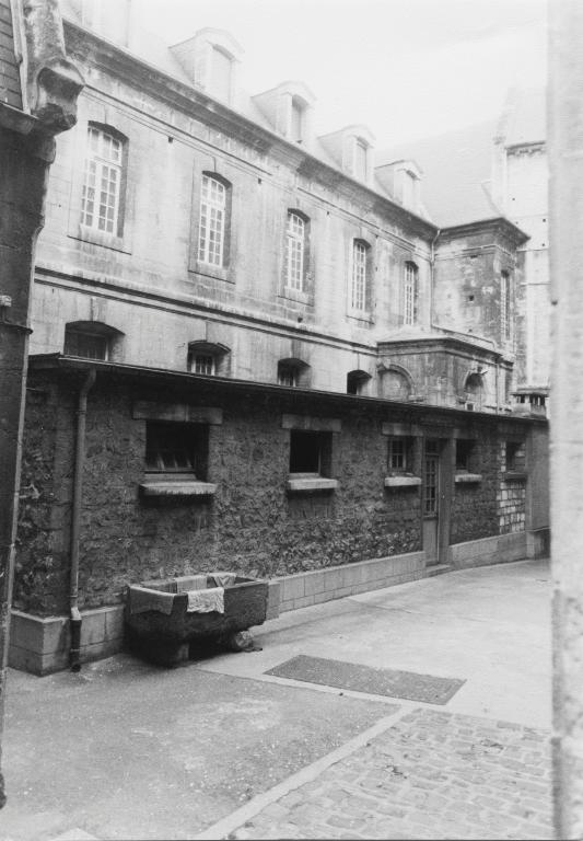 bâtiment conventuel de l'abbaye de la Trinité dite abbaye aux Dames, actuellement hôtel de région