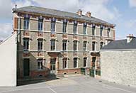 Vue générale de la façade nord de l'école primaire.