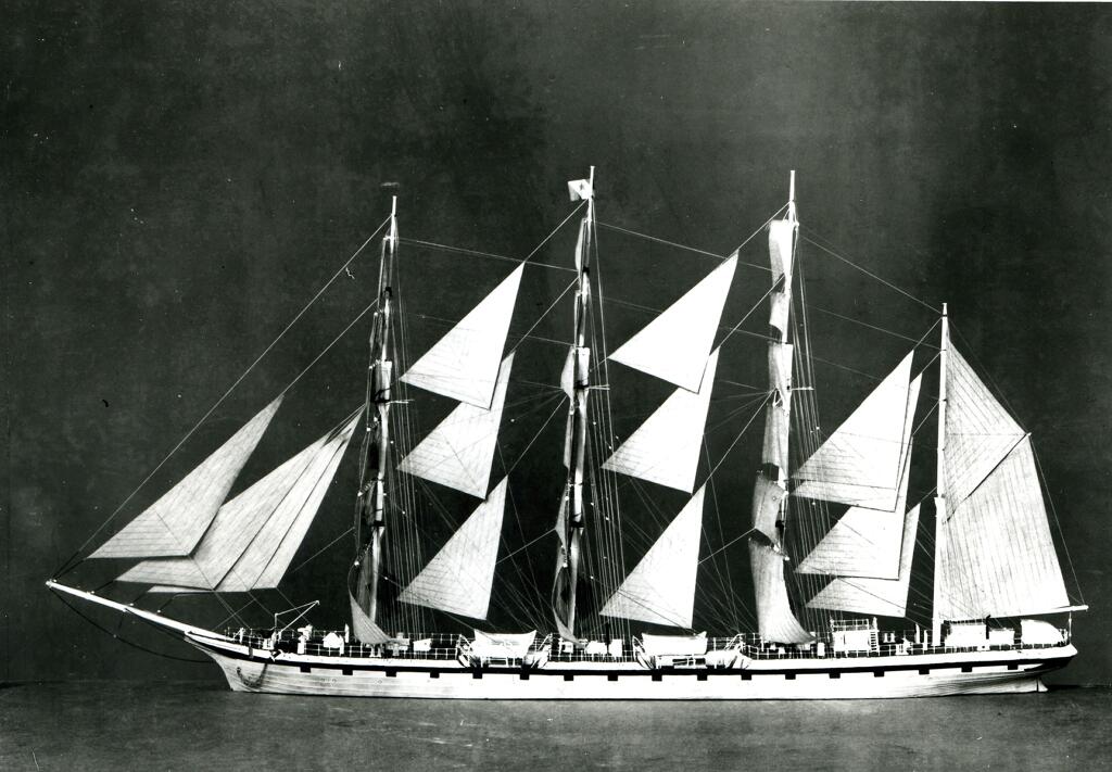 ensemble d'objets en relation avec le voilier QUEVILLY