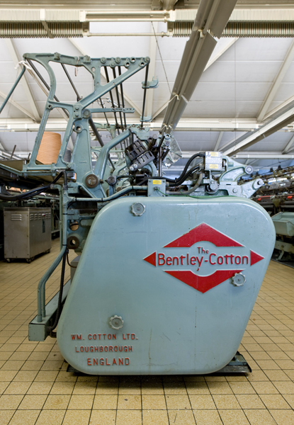 ensemble de 5 machines à mailler : métiers à tricoter rectilignes Bentley Cotton