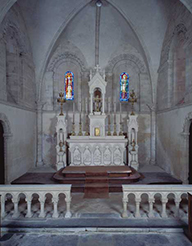 ensemble du maître-autel : autel, tabernacle, 2 crédences de style néo-roman