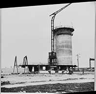 Puits central de May-sur-Orne. Construction de silos.- Photographie ancienne, 1961.