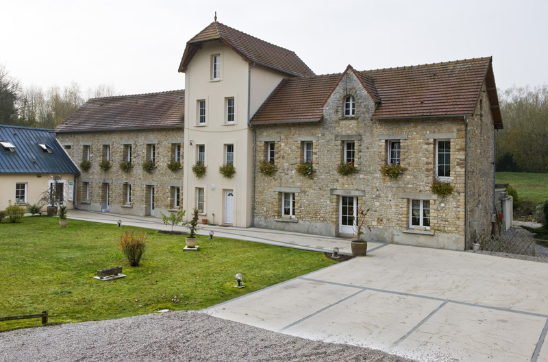 moulin à farine dit le moulin Renouf, puis le moulin Neuf, puis fromagerie industrielle dite Fromagerie du Moulin Neuf, actuellement maison et édifice commercial dit le Moulin du Bien-Être