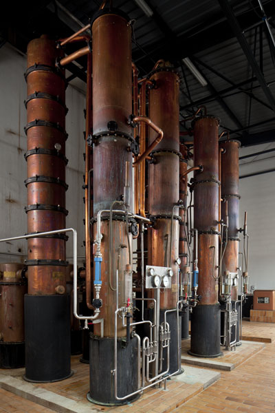 ensemble de 6 machines à distiller dites alambics à colonne
