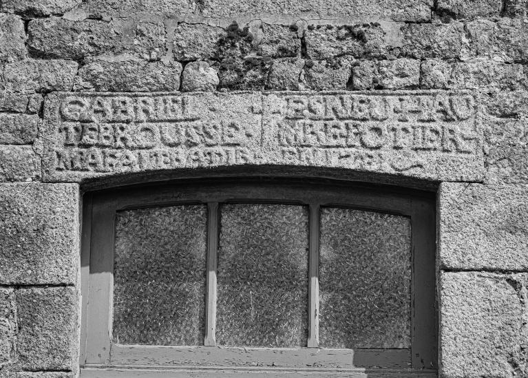 Maison du maître potier : linteau inscrit de la porte d'entrée.