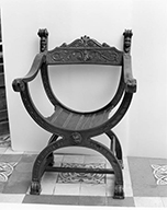 fauteuil de célébrant (siège dantesque)