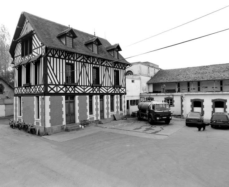 moulin à blé, puis filature de lin, puis fromagerie industrielle