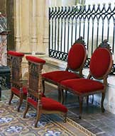 ensemble de 2 prie-Dieu et de 2 fauteuils de célébrant