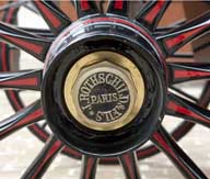 Détail : marque du carrossier Jacques Rothschild & Fils sur un chapeau de roue.