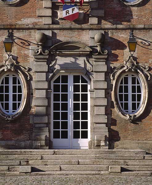 Porte d'entrée sur cour.