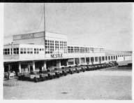Le départ des camions pour la collecte du lait.- Photographie, Studio Nestlé, tirée de : L'usine Nestlé de Beauvilliers, symbole du redressement français, 1955-1956.