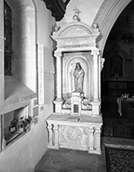 ensemble de l'autel secondaire de la Vierge : autel, tabernacle à ailes, retable architecturé à niche