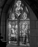 verrière historiée : Apparition aux pèlerins d'Emmaüs, Communion de la Vierge par saint Jean (baie 2)