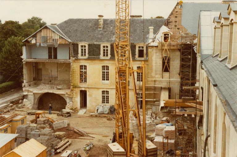 bâtiment conventuel de l'abbaye de la Trinité dite abbaye aux Dames, actuellement hôtel de région