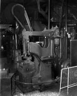 Atelier de fabrication, vue intérieure, mortaise à emboutir de marque Bradley datant de 1909 (état en 1985).