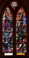 verrière historiée et commémorative de la guerre de 1914-1918 : Les poilus et l'ange de la Victoire devant le Christ en croix (baie 7)