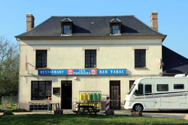 Bar-tabac restaurant, dit Les Pommiers.