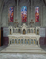 ensemble du maître-autel : autel, tabernacle, retable à arcatures de style néo-roman