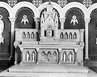 ensemble du maître-autel : autel, tabernacle, retable à arcatures de style néo-roman