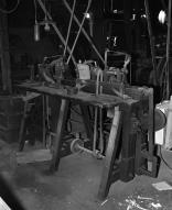 Atelier de fabrication, vue intérieure, machine à étirer le laiton de marque Leon Simonin installée dans les années 1880 et réutilisée par la taillanderie Soubeyran (état en 1985).