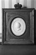 médaillon : tête de femme voilée