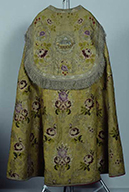 ensemble de 3 chapes, 2 dalmatiques, étole, manipule (ornement doré)