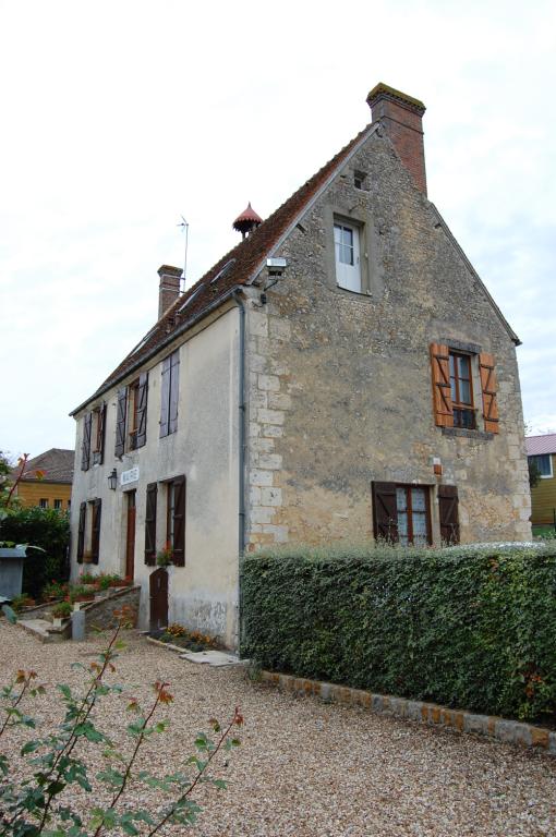 ferme puis mairie-école, actuellement mairie