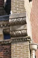 Elévation sud-ouest, pilastre cornier, détail, initiales « D.D. » pour Désiré Devrez, architecte.