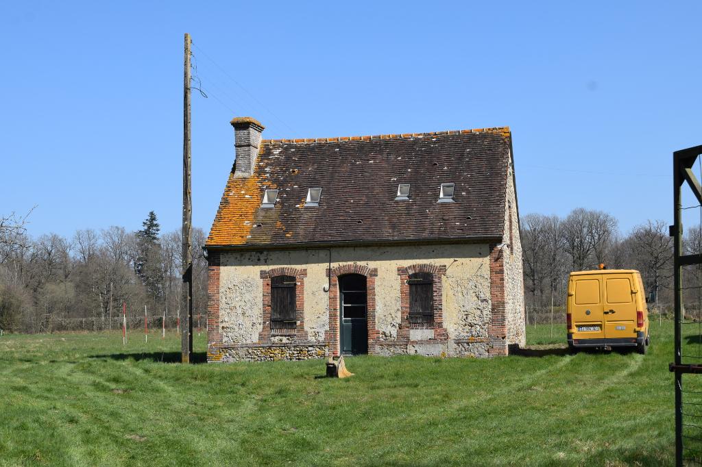 Les Petites Loges : maison élémentaire à deux petites pièces.