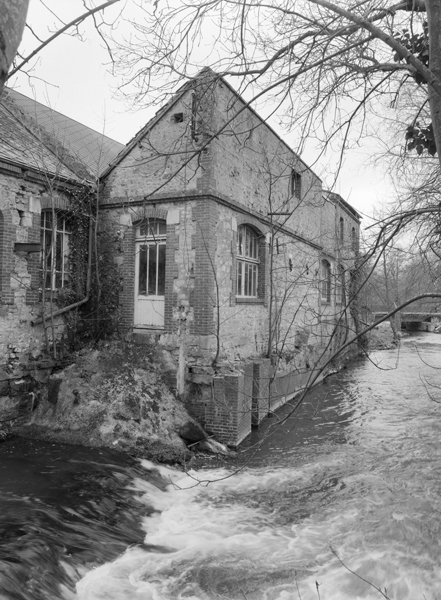 moulin à huile, puis usine de meubles, puis usine de décolletage, puis brosserie, puis usine d'emballages en matière plastique