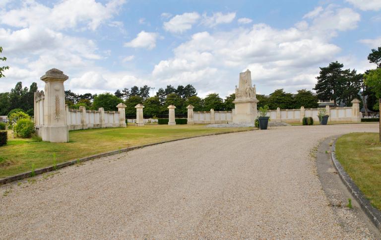 monument aux morts de la guerre de 1914-1918 : Casque couronné