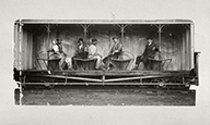 Wagon de voyageurs ouvert avec ouvriers prenant la pose.- Photographie ancienne, s.d. [vers 1924]. (Collection particulière).