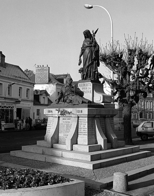 monument aux morts de la guerre de 1914-1918 : Poilu mourant au pied de la France victorieuse