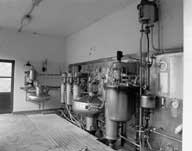 Atelier de fabrication, dit de nitration. Vue intérieure : au premier plan le nitreur, puis le séparateur (1), puis les trois laveurs, puis le séparateur (2).