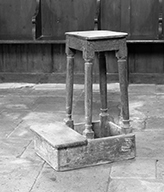ensemble de 4 tabourets de chantre