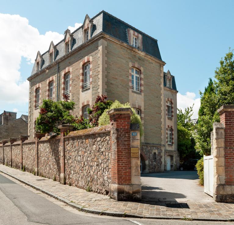 orphelinat de saint Vincent de Paul actuellement presbytère de l'église Notre-Dame du Voeu