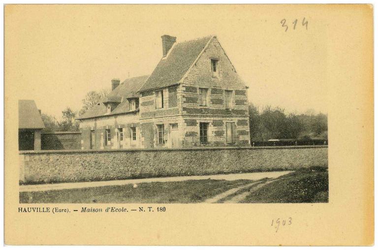 presbytère, puis auberge, puis école de garçons, puis école de filles et bureau de poste, actuellement maison et cabinet de kinésithérapeute