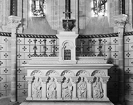 ensemble du maître-autel : autel, tabernacle, 6 chandeliers d'autel, croix d'autel de style néo-roman