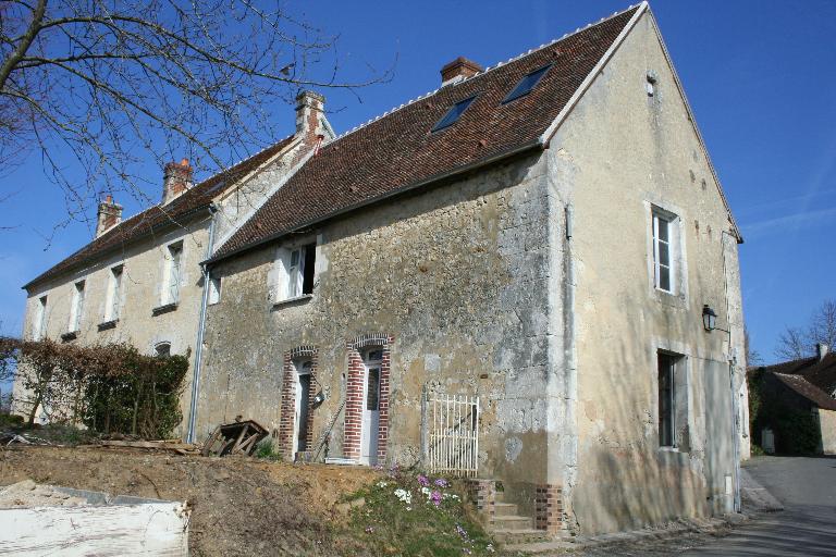 maison puis école privée puis mairie et école publique mixte actuellement maison