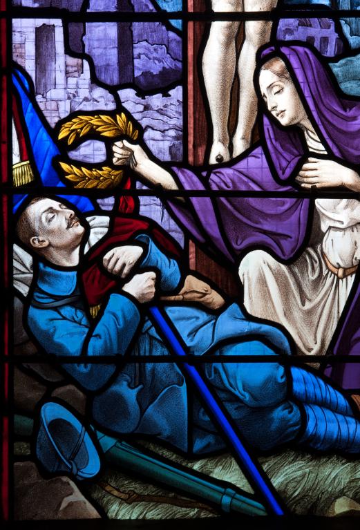 ensemble de trois verrières historiées et commémoratives de la guerre de 1914-1918 : Messe au front, Apparition du Christ à un soldat mourant, Ange de miséricorde (baies 6, 8 et 10)