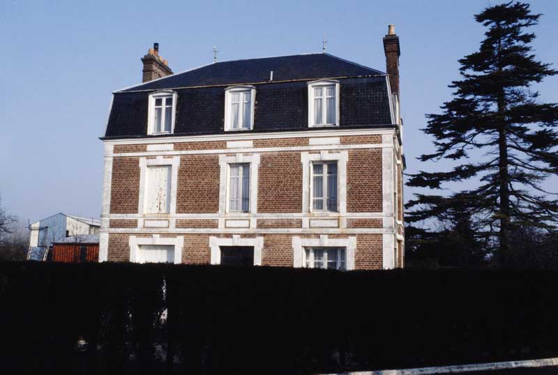 Lisieux, l'Hôtellerie. Briqueterie, logement patronal. Vue prise du sud.