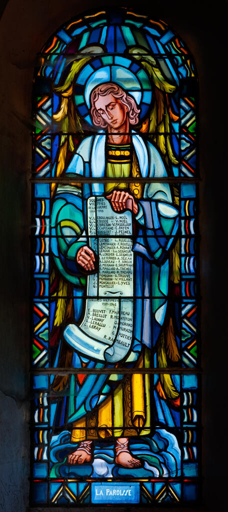 Ensemble de 2 verrières hagiographiques et commémoratives de la guerre de 1914-1918 et de la guerre de 1939-1945: Anges