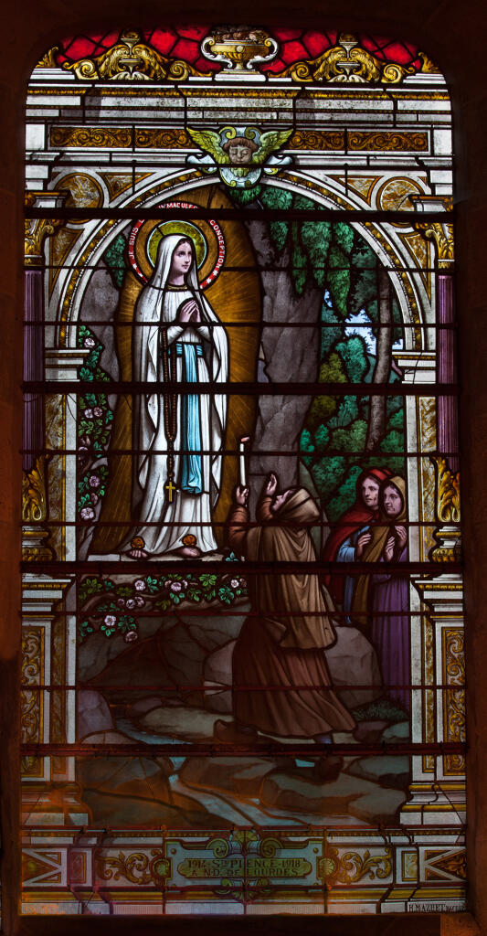 Verrière historiée et commémorative de la guerre de 1914-1918 : Apparition de Notre-Dame de Lourdes