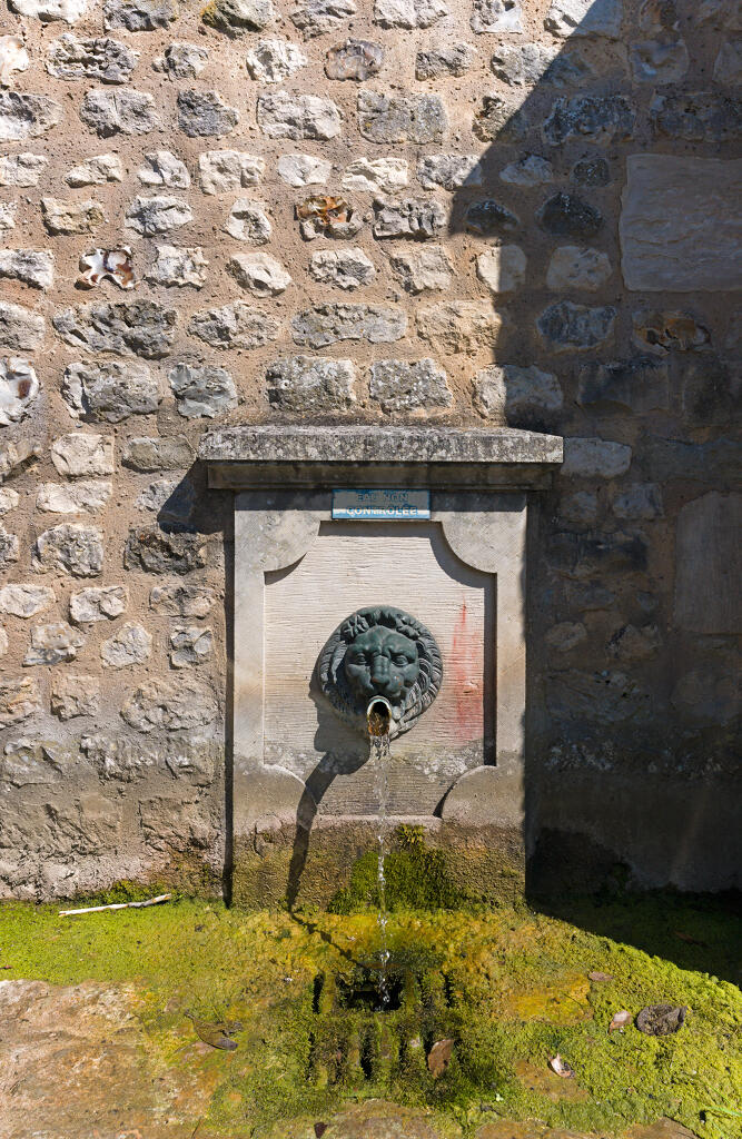 sources, ruisseaux aménagés, conduites forcées et fontaines de Villequier