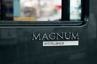 Bâtiment K7 : cabine de type Magnum de couleur grise, détail, portière avec inscription "MAGNUM Excellence".