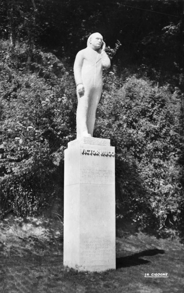statue monumentale de Victor Hugo