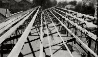 Usine de la Promenade du Fort, reconstruction 1945-1946 : toiture de l'atelier de fabrication, charpente en sheds.- Photographie ancienne, 1945-1946. (Collection particulière Filt).