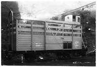 Wagon de marchandises avec cabine.- Photographie ancienne, s.d. [vers 1924]. (Collection particulière).