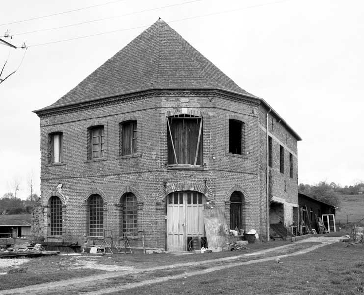 moulin à papier, puis usine liée au travail du bois, puis scierie